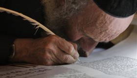 Písař sofer dopisuje svitek Tory pro znovupostavenou synagogu Churva v Jeruzalémě Poslední slova svitku Tóry - Pěti knih Mojžíšovi